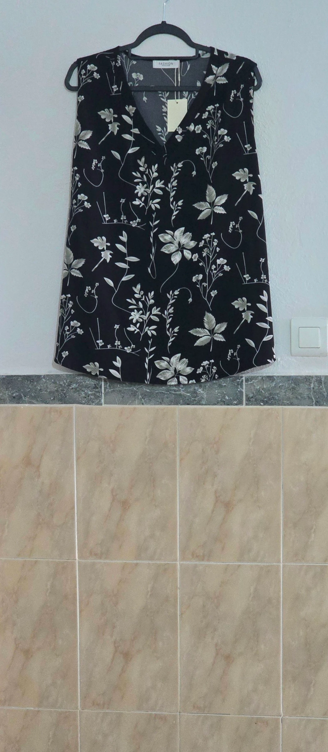 Blusa sin mangas negra estampada